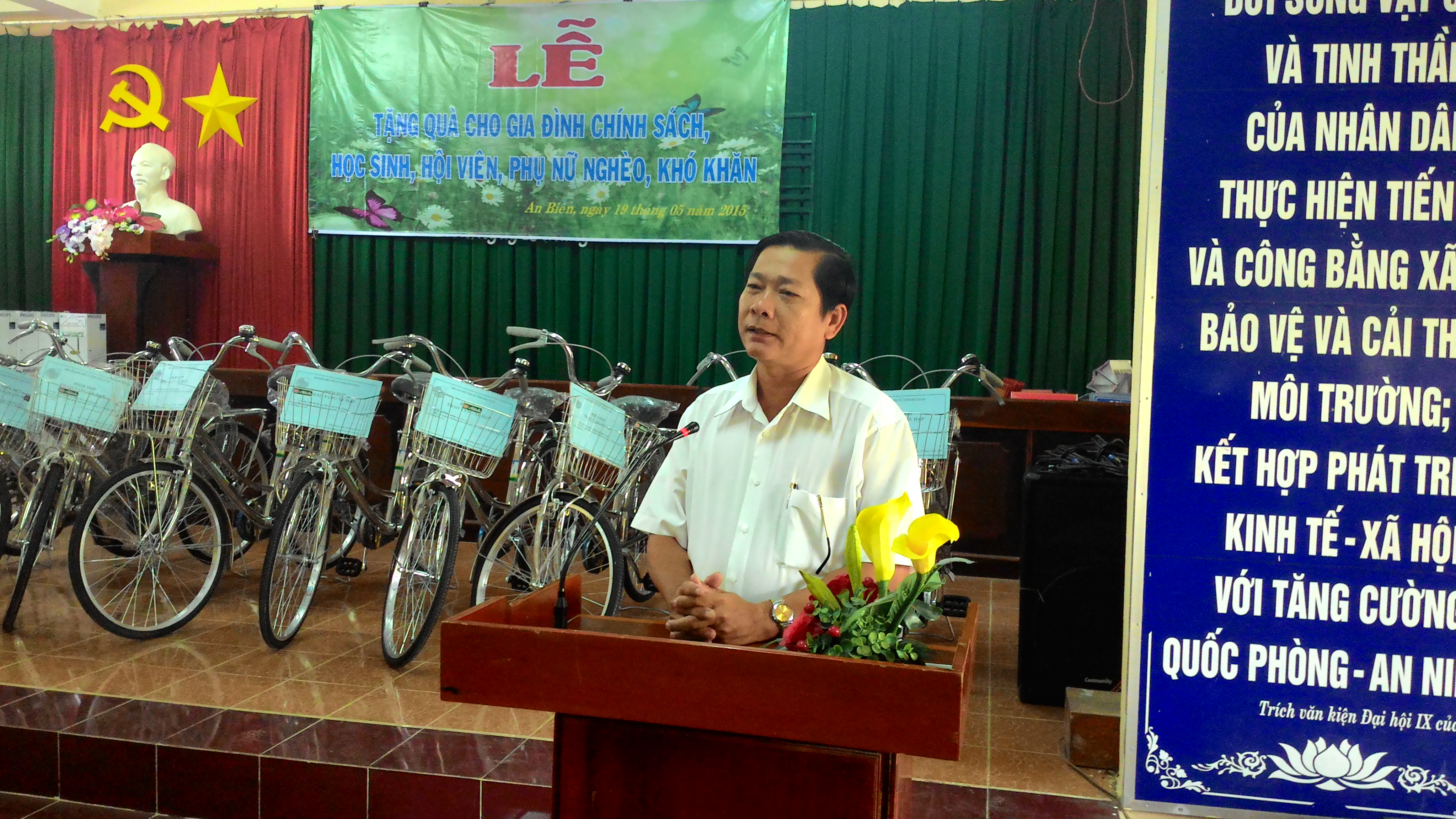 Đ/c Phó Bí thư Huyện ủy cám ơn Phu nhân Chủ tịch nước